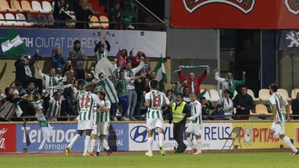 Los jugadores del Córdoba celebran un gol con subafición en Reus | Foto: LaLiga