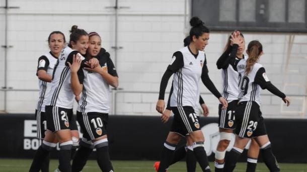 Las jugadoras valencianistas celebrando uno de los goles de Mari Paz. Foto: La Liga