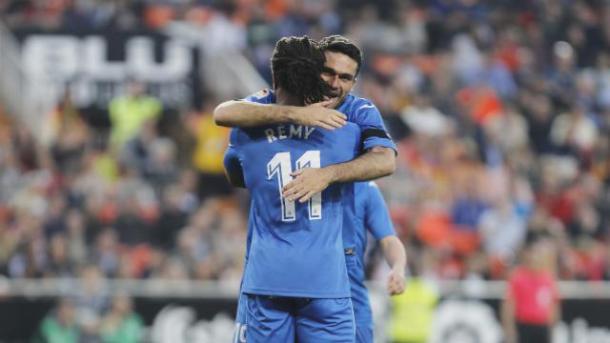 Rémy y Molina se abrazan tras el 0-2 del francés con pase del '19' azulón. / Foto: La Liga