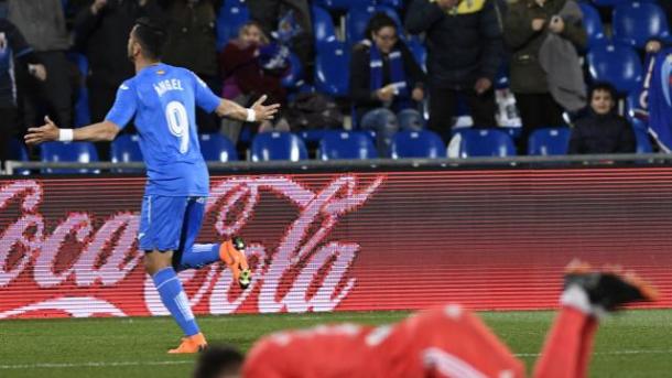 Ángel, el gran peligro azulón, celebrando uno de sus goles frente al Celta. / Foto: La Liga