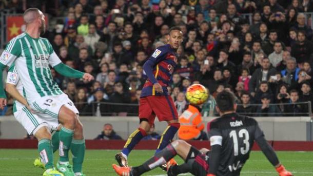 Neymar tras un tiro a puerta en el partido de la primera vuelta // FOTO: LaLiga