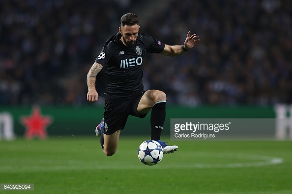 Layún é uma das ausências esta noite