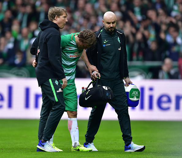 Lesão e ponto final da carreira de Fritz, em duelo do Werder Bremen contra o Darmstadt, no dia 4 de março | Foto: Stuart Franklin/Bongarts/Getty Images