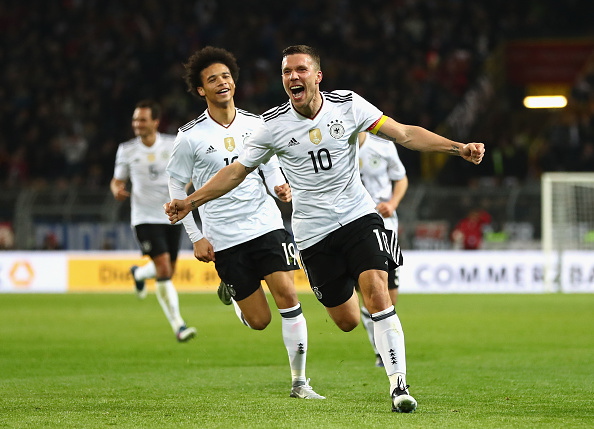 Podolski celebra seu último gol pela Seleção Alemã (Foto: Lars Baron/Bongarts/Getty Images)