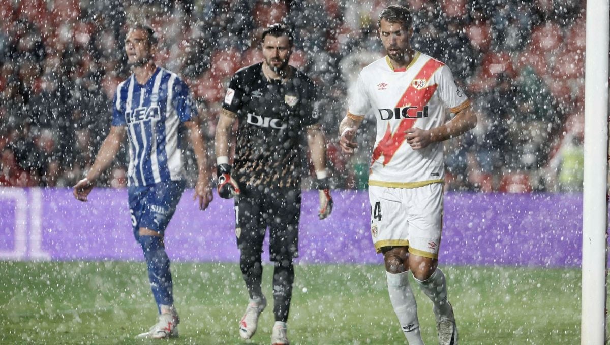 Los jugadores bajo la tormenta. Foto: La Liga
