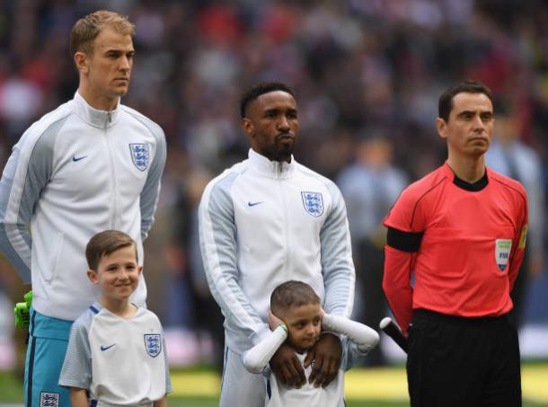 Bradley, no centro, com a seleção inglesa (Foto: Shaun Botterill/Getty Images)