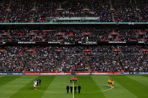Foi prestado um minuto de silêncio em homenagem a Graham Taylor e às quatro vítimas do atentado terrorista em Londres (Foto: Cristopher Lee / The FA / Getty Images)
