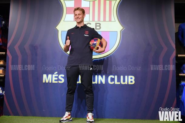 De Jong posando al lado del escudo del FC Barcelona. FOTO: Noelia Déniz