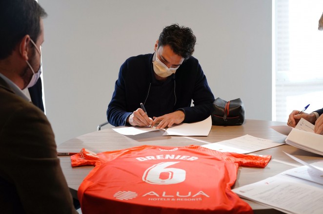 Grenier firmando el contrato/ Fuente: RCD Mallorca