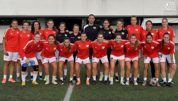 Jugadoras del Rayo Femenino junto al cuerpo técnico | Fotografía: Rayo Vallecano S.A.D.