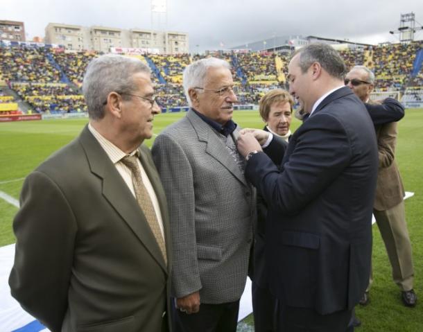 Gilberto I recibiendo la insignia de oro y brillantes | Foto: www.udlaspalmas.es