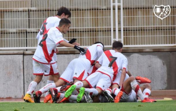 Jugadores del Juvenil A celebrando un gol | Fotografía: Rayo Vallecano S.A.D.