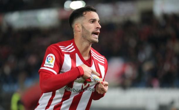 Lazo señalándose el escudo tras su gol | Fuente: UD Almería