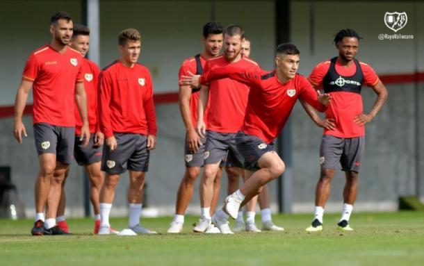 Amat junto al resto de sus compañeros en el entrenamiento | Fotografía: Rayo Vallecano S.A.D.
