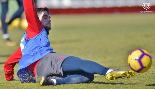Pozo tratando de rematar un balón | Fotografía: Rayo Vallecano S.A.D.