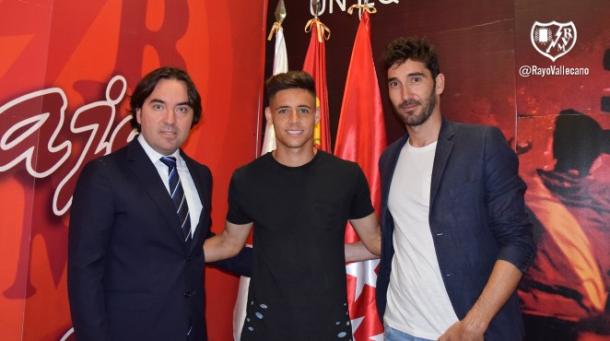 Álex Moreno posando junto a Presa y Cobeño en el acto de su renovación | Fotografía: Rayo Vallecano S.A.D.