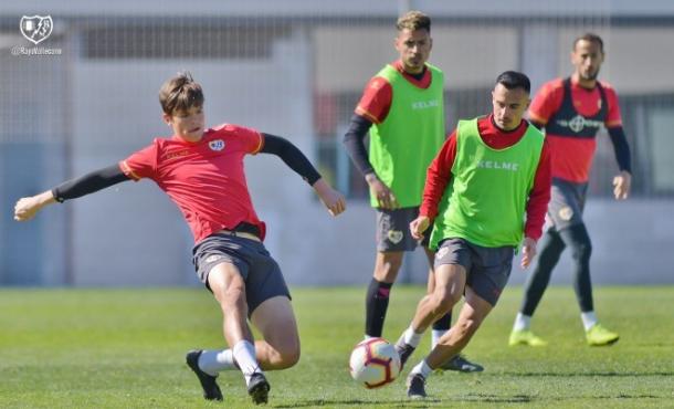 Martín lanzando un balón | Fotografía: Rayo Vallecano S.A.D.