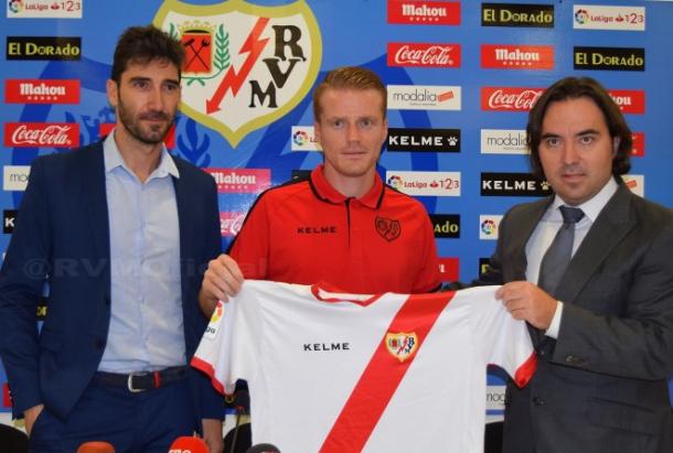 Cobeño junto a Martín Presa en la presentación de Alberto | Fotografía: Rayo Vallecano S.A.D.