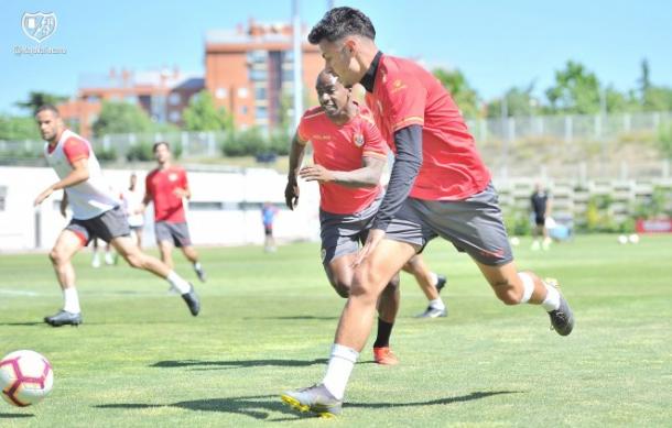 Sergio Moreno conduciendo el balón | Fotografía: Rayo Vallecano S.A.D.