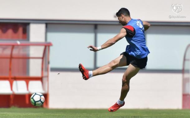 Javi Guerra golpeando un balón | Fotografía: Rayo Vallecano S.A.D.