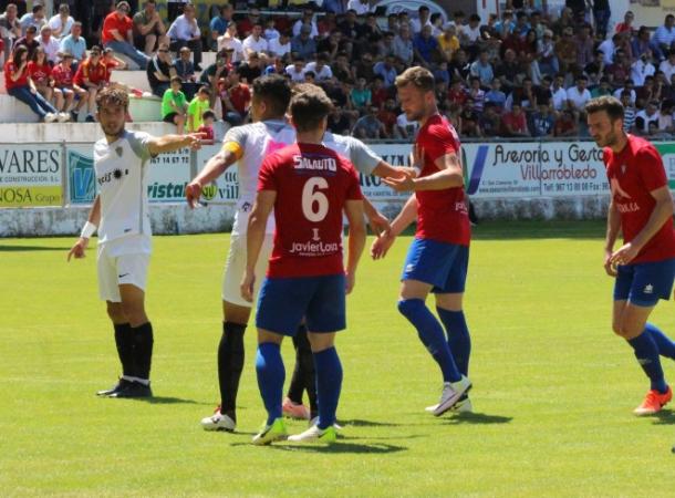 Los jugadores del filial organizando la defensa de una jugada a balón parado | Fuente: UD Almería