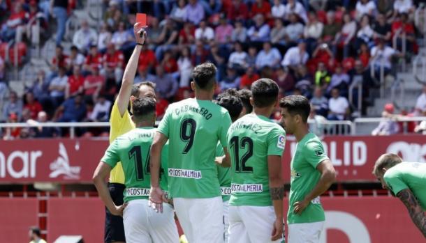 El árbitro enseñó tres rojas a jugadores rojiblancos | Fuente: La Liga