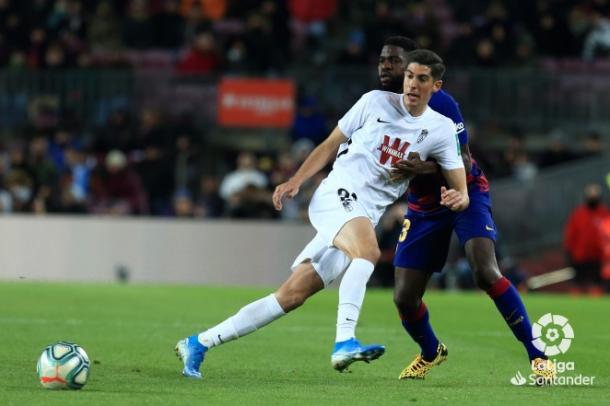 Carlos Fernández, defendido por Umtiti en el choque disputado en el Camp Nou ante el FC Barcelona | Fuente: LaLiga Santander