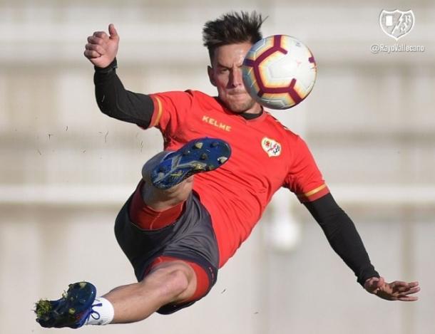 Medrán golpeando el esférico | Fotografía: Rayo Vallecano S.A.D.