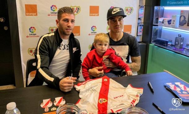 Raúl de Tomás y Embarba durante la firma de autógrafos | Fotografía: Rayo Vallecano S.A.D.