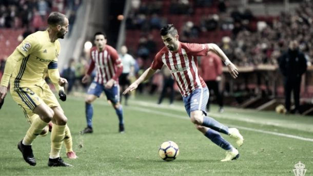 Michel Santos contra el Cádiz. Foto: Sporting de Gijón