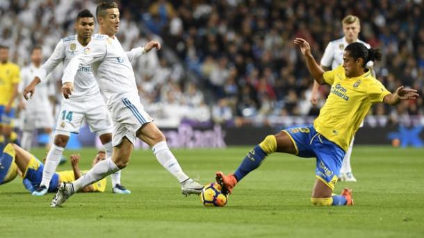 Lemos y Cristiano Ronaldo disputan un balón. Imagen: udlaspalmas.es