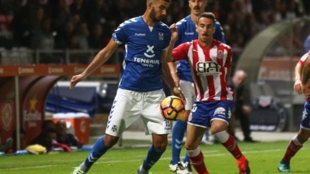 Acción de Jouini en el partido entre el CD Tenerife y el Girona de la jornada 13 de la segunda división.