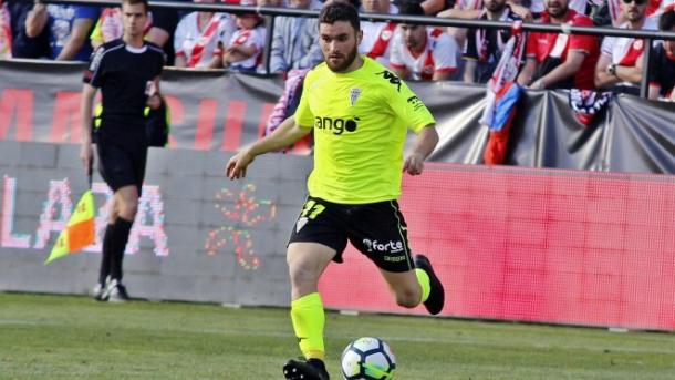 Javi Galán conduciendo el balón en el Rayo-Córdoba | Fuente: Córdoba CF
