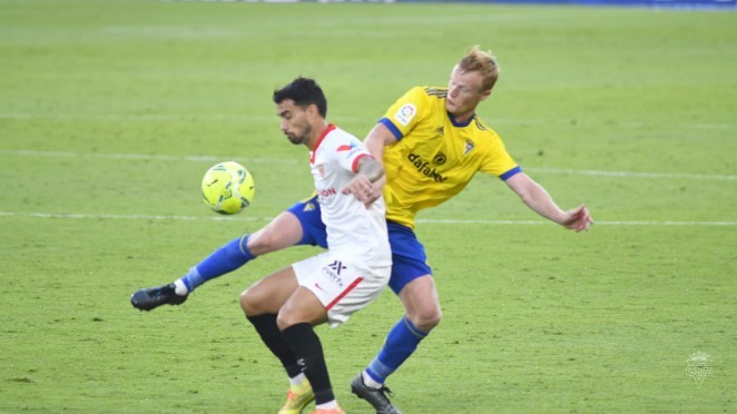 Jens Jonsson intenta arrebatarle el balón a Suso | Cádiz CF