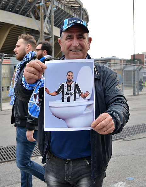 Torcedor do Napoli leva imagem de Higuaín dentro de um vaso sanitário para dentro do estádio (Foto: Francesco Pecoraro/Getty Images)