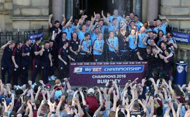 Los jugadores del Burnley celebran el título con su afición. Foto: Lancanshire Telegraoh