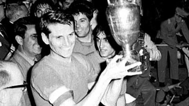 Facchetti, capitán de Italia en 1968, levanta la Eurocopa | Foto: UEFA