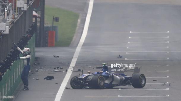 Giovinazzi walks away from his second shunt. | Photo: Getty Images/Lars Baron