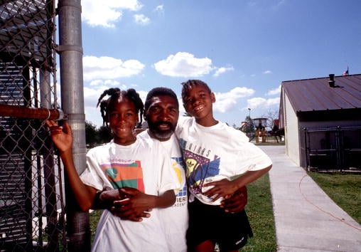 Richard Williams, center, with his daughters Venus, left, and Serena in 1991. (Photo by Paul Harris/Online USA)