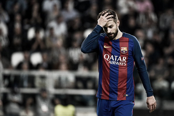 Piqué sai de campo quase não acreditando na derrota | Foto: Getty Images