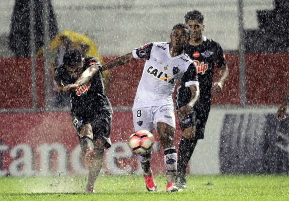 Libertad e Atlético duelam sob forte chuva na capital do Paraguai (Foto: Norberto Duarte/AFP)