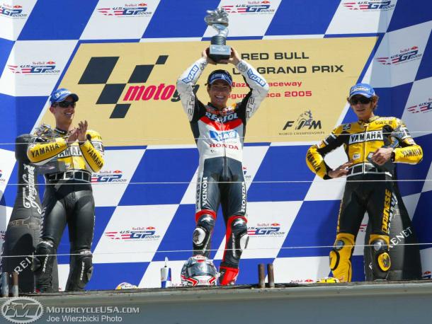 Levantando el trofeo de la victoria. Foto: Motorcycle Usa.