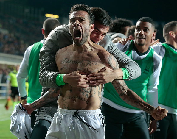 Dani Alves marcou o gol que garantiu o empate (Foto: Emilio Andreoli/Getty Images)