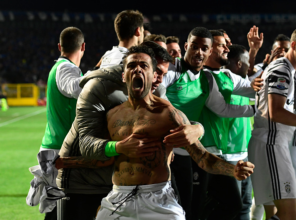 Daniel Alves celebra o segundo gol da Juventus (Foto: Miguel Medina/AFP)