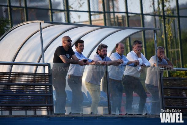 Víctor Valdés junto a Guillermo Amor y José Mari Bakero, entre otros. FOTO: Noelia Déniz