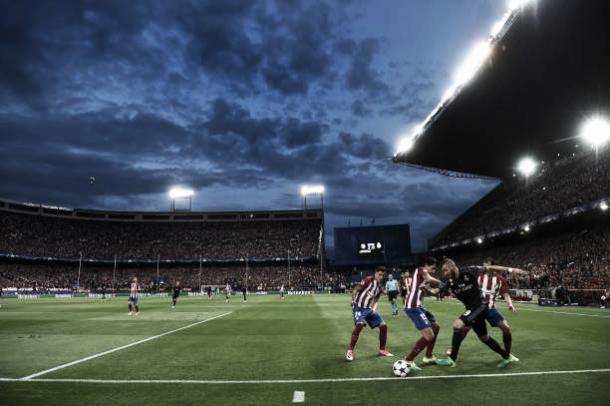 Lance em que Benzema, em um espaço mínimo, deixa três marcadores pra trás | Foto/; Laurence Griffiths/Getty Images