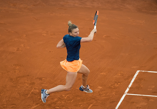 Halep fights back winning four games in a row to snatch the first set | Photo: Dennis Doyle/Getty Images