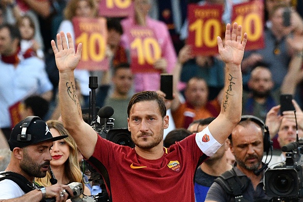 Totti saúda a torcida da Roma após o jogo (Foto: Vincenzo PintoAFP)