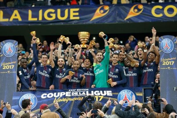 Thiago Silva levanta el título de la Coupe de la Ligue tras la victoria ante el Monaco. | FOTO: PSG.fr