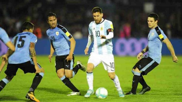 Messi ante la fuerte defensa uruguaya /Foto: Diario Independiente